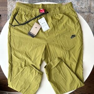 Nike Tech Men’s Standard Fit Taper Leg Jogger Pants Green Size Large New